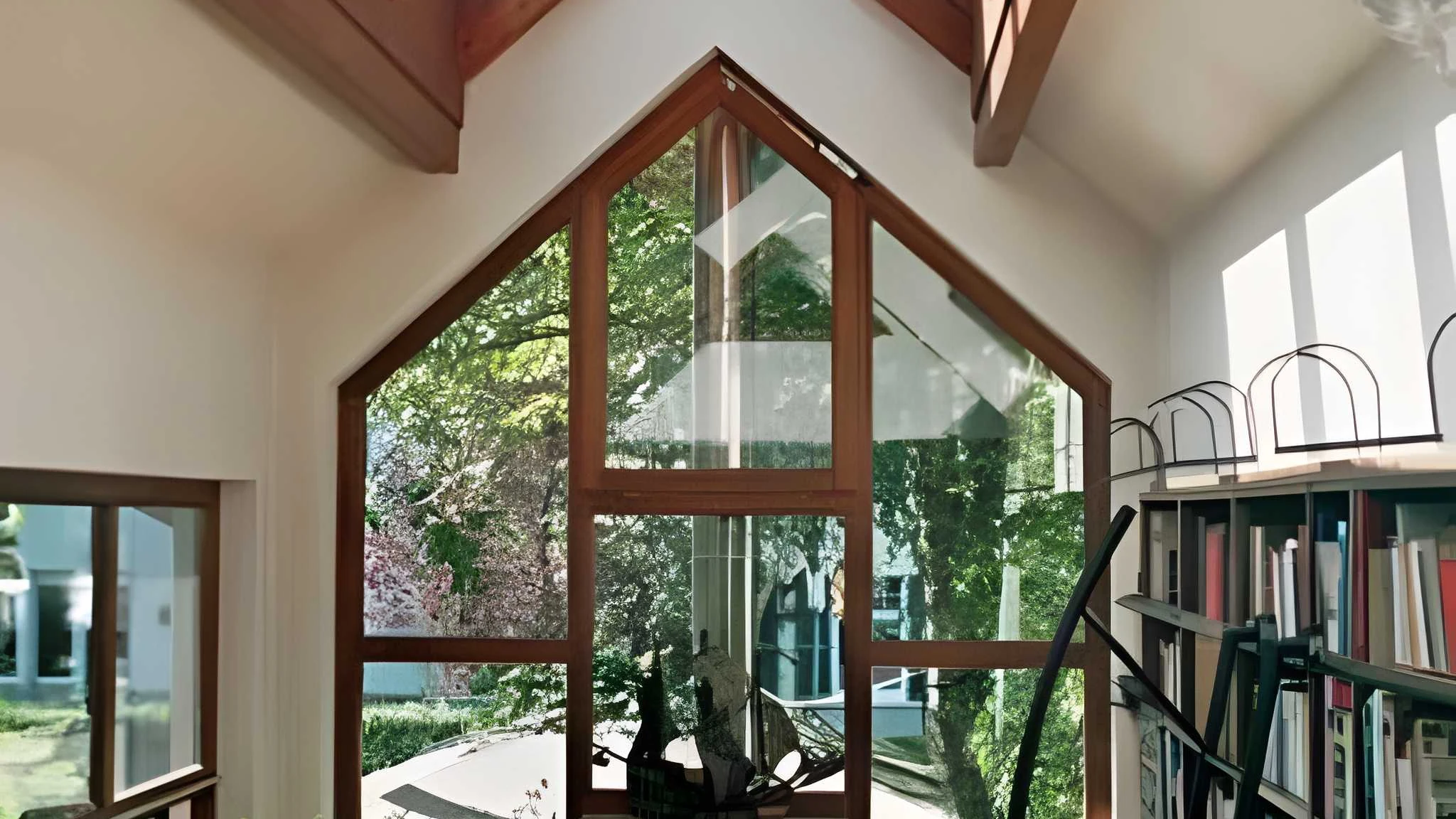 Anbau an ein Einfamilienhaus in Bad Honnef – Wohnraum mit Giebelfenster, Martin Bünger Architekt