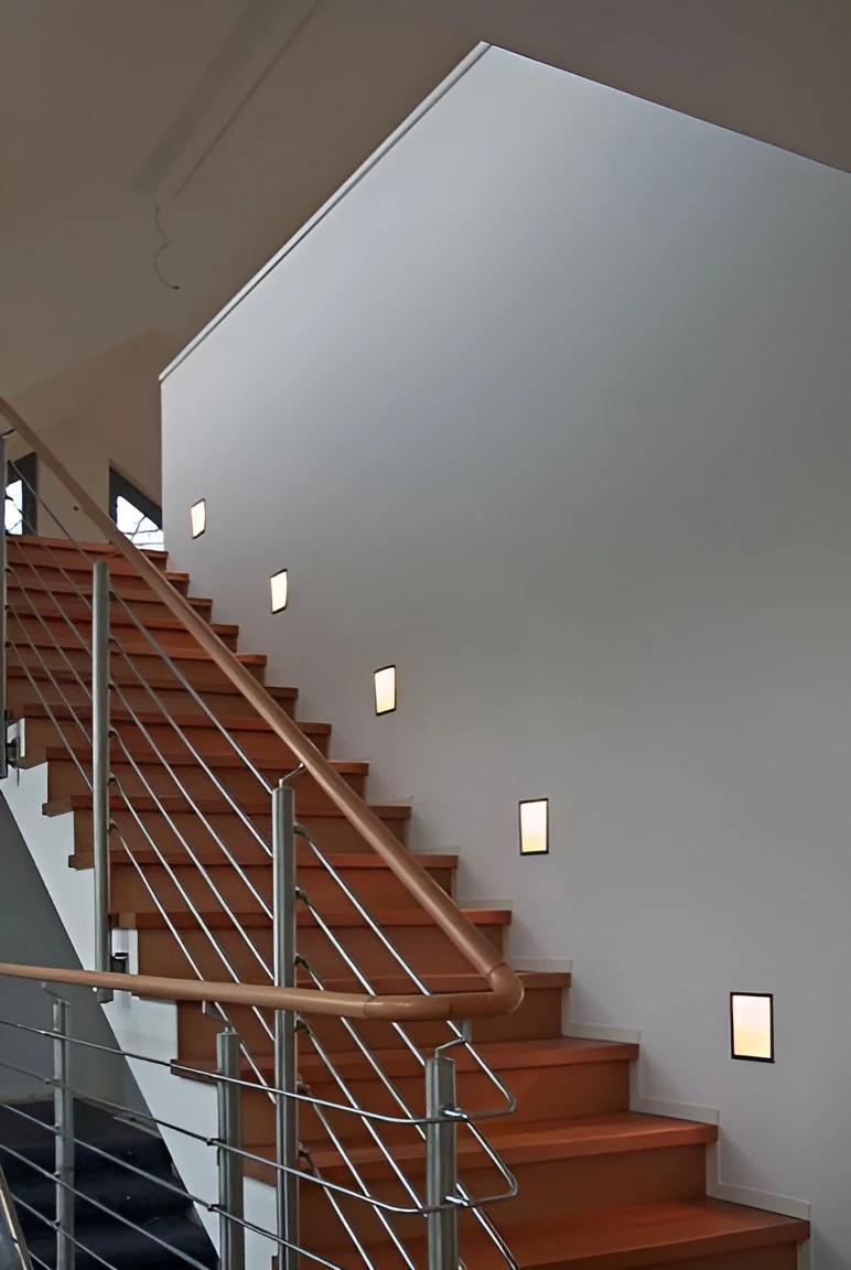 Einfamilienhaus in Bad Honnef – Treppenhaus mit Holztreppe und Wandleuchten, Martin Bünger Architekt