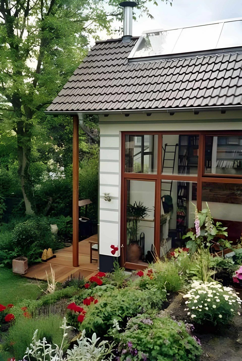 Anbau mit großen Holzfenstern an einem Einfamilienhaus mit Garten in Bad Honnef