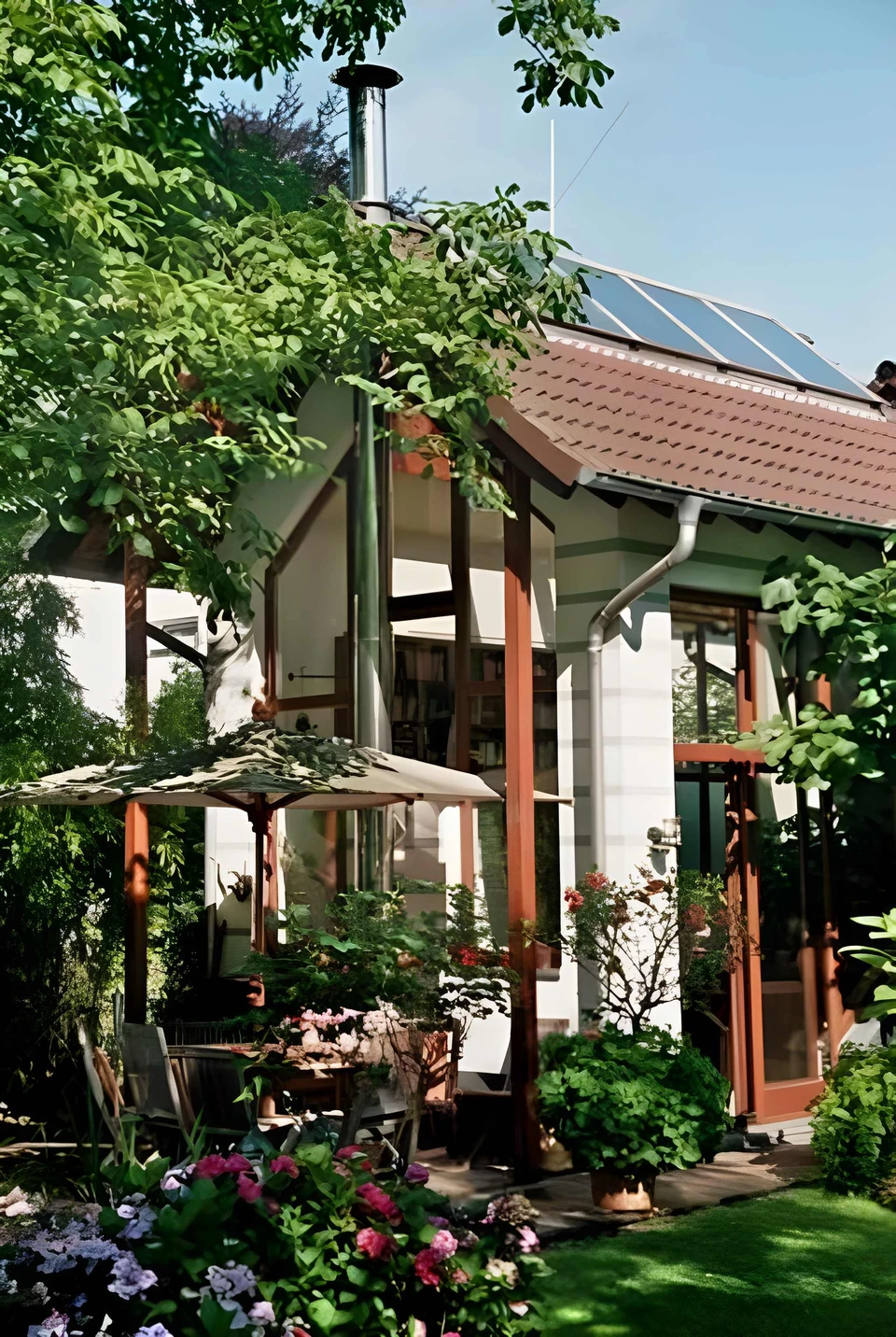 Wohnanbau mit Holzfenstern und Sonnenschirm im Garten in Bad Honnef