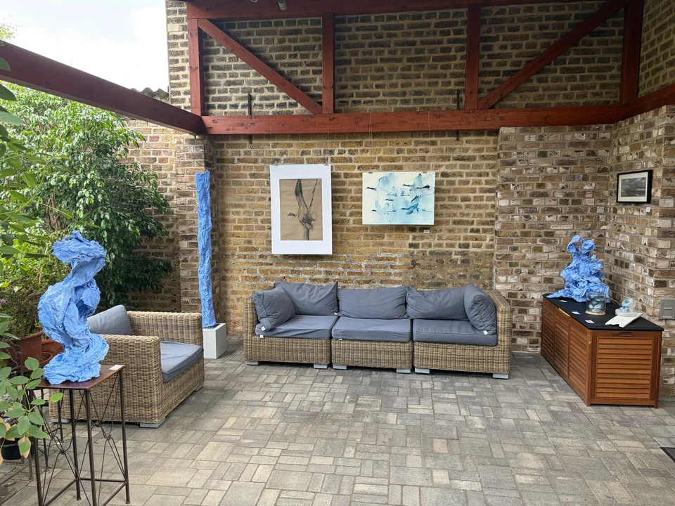 Überdachte Terrasse mit Holzbalken zwischen Ziegelwänden in Bonn-Oberkassel